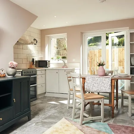 Chapel View- Beautiful Central Cottage With Nearby Restaurants & Castle Walk Laugharne Exterior photo